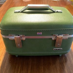 American Tourister vintage travel case EUC, train case
